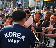 해군티 입고 휴가중인 윤석열 대통령