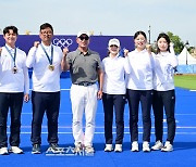 [포토]정의선 회장, 금 5개 싹쓸이한 양궁 대표팀과!