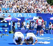 [포토]큰절 올리는 김우진과 박성수 감독