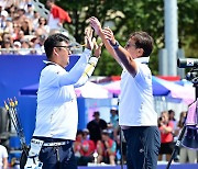 [포토] 파리올림픽 3관왕 김우진, '박성수 감독과 감격의 포옹'