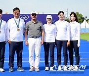 [포토] 양궁 대표팀과 기념 촬영하는 정의선 회장