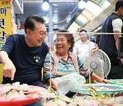 휴가 첫날 통영시장 간 尹, 김민재 외삼촌 가게서 한 말은