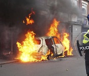 스타머, 폭력 시위에 “법의 심판대 세울 것”···혼란 이어지는 영국