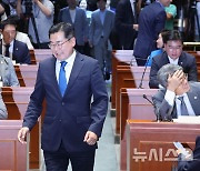 의원총회 참석하는 박찬대 원내대표