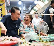 윤 대통령, 휴가 첫날 '민생 현장으로'…통영중앙시장 방문[뉴시스Pic]