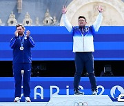 파리올림픽 3관왕 세리머니 펼치며 시상대 가장 높은 곳에 오르는 양궁 김우진 [사진]