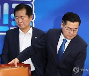 최고위원회의 입장하는 박찬대 당 대표 직무대행