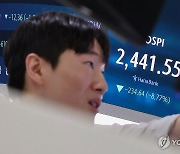 코스피 2,400대 폭락 마감…역대 최대 낙폭