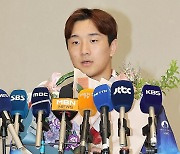 인터뷰하는 이준환