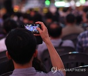 이어지는 열대야에 공연 보러 나온 시민들