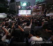 이어지는 열대야에 공연 보러 나온 시민들