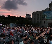 서울광장에 공연 보러 나온 시민들