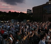 서울광장에 공연 보러 나온 시민들