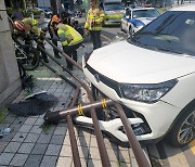 옆 차 피하려다 인도 돌진...운전자·보행자 다쳐