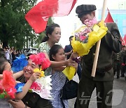 北 수해지역 파견 당원들에게 꽃다발·편지 안겨주는 시민들