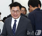 원내대책회의 참석하는 박찬대 직무대행