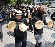 임금인상 요구하며 행진하는 청년공무원들