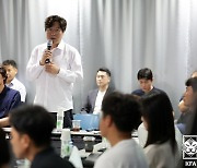 인사말하는 이임생 기술총괄이사