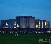 [포토] 총리 사임 축하하며 국회의사당 진입하는 방글라인