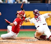 [포토] ‘김건희 태그 피하는 최지훈’