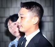 ‘유아인 지우기 ing’ 청주시, 지속 민원에 1300만 ‘베테랑’ 손도장 동판 철거