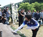 "다음엔 금메달 딸게요"…허미미, 은·동메달 들고 5대조 기적비 참배