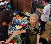 金여사, 휴가 중 비공개 부산행…깡통시장서 상인들과 1시간 담소