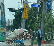 폭염 속 무거운 ‘폐지 리어카’ 끌던 노인…망설임 없이 도운 해병대원