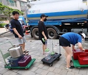 [사진] 청라 화재 피해 이재민, 폭염 속 단전·단수 ‘삼중고’