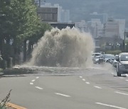 [영상] 경남 창원 해안대로 오수관 파열···차로 4개 삼킨 ‘물기둥’