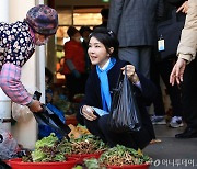 김건희 여사, 휴가 중 깜짝 부산행…깡통시장서 대추·마늘사고, 시민들과 셀카도