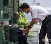 주민과 인사하는 오세훈 시장