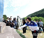 할아버지 메달 들고 왔어요