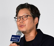 [포토] 유재명, 상징성 담은 연기