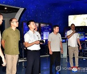 방북 주체사상연구협회 대표단 '주체사상탑' 참관