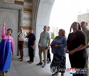 방북 주체사상연구협회 대표단 '주체사상탑' 참관