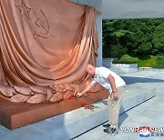 방북 주체사상연구협회 대표단 '주체사상탑' 참관