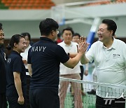 윤 대통령, 진해기지사령부 체육관 찾아 장병들 격려