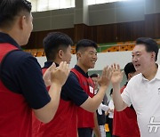 진해기지사령부 체육관 찾은 윤석열 대통령