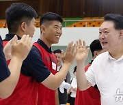 '여름휴가' 윤 대통령, 천안함티 입고 장병들과 체육활동