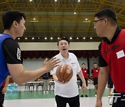 ‘휴가 중’ 尹, 진해 장병들과 농구 즐겨