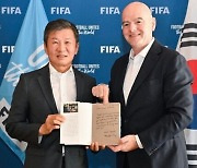 '논란의 욕받이 자서전' 정몽규 회장, 파리 FIFA 사무실 방문...'인판티노 회장에게 선물'