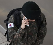 병사에 온종일 폰 줘봤던 軍… ‘일과 시간 이후 사용’ 현행 유지