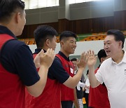 尹, 여름휴가 중 진해 해군기지서 장병 격려… "국가 안보-경제는 연결"