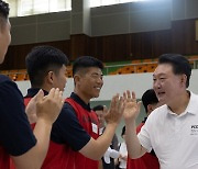 尹대통령, 진해 해군기지서 이틀 휴가…장병들과 운동도