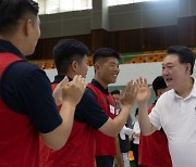 尹, 진해 해군기지서 이틀 휴가…장병들과 함께 농구