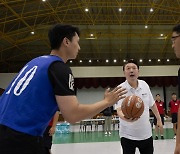 ‘여름휴가’ 尹대통령, 해군기지서 장병 격려…농구, 족구도 함께