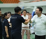 ‘해군기지서 휴가’ 윤 대통령, 장병들과 족구...“강력 안보, 경제에 도움”