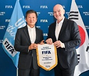 정몽규 대한축구협회장, 파리서 FIFA 회장 만났다