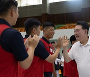 윤 대통령, 여름 휴가 중 장병 격려 “강력한 안보 태세 경제에도 도움”